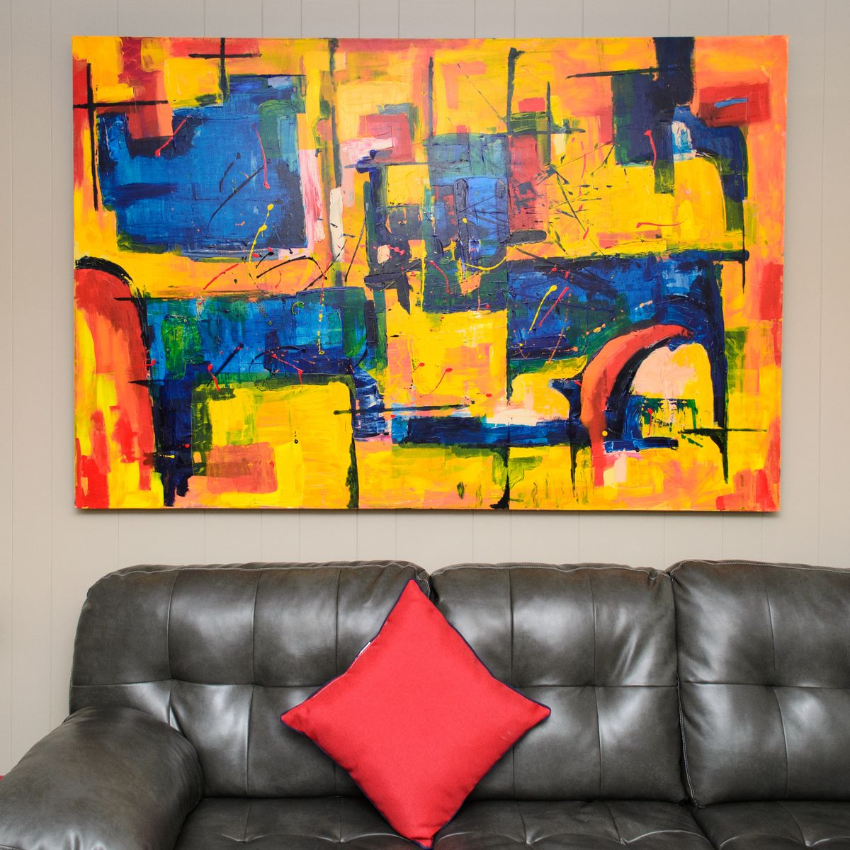 Surface colorée appliquée sur un mur blanc évoquant une toile imprimée en couleurs vives