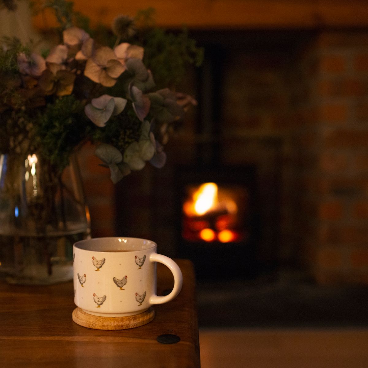 Poêle à bois allumé diffusant une chaleur ambiante dans un intérieur d'automne chaleureux