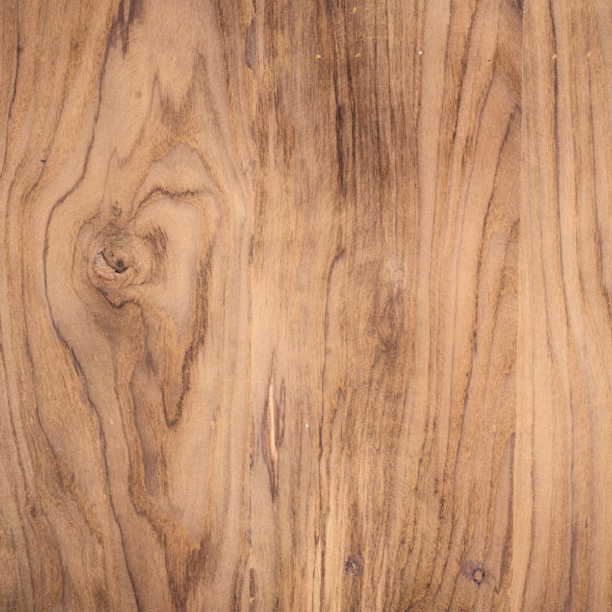 Surface en bois marron au grain visible, évoquant l'entretien régulier d'une terrasse bois