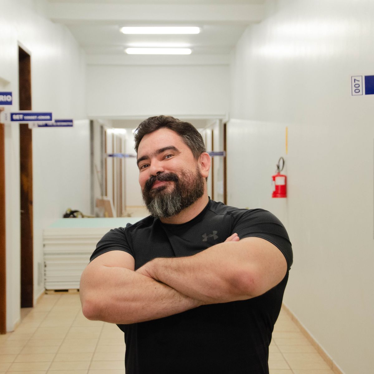 Deux hommes échangeant en intérieur lors d'un premier rendez-vous de projet sur mesure
