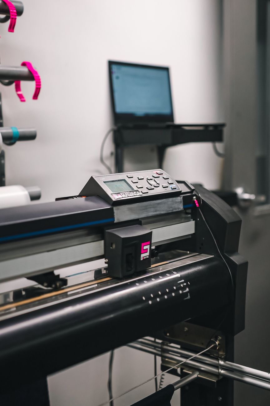 Imprimeur professionnel pilotant une machine d'impression grand format en atelier