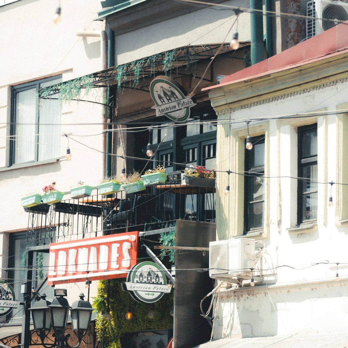 Façade étroite d'un café entre deux bâtiments, idéale pour un store banne d'enseigne