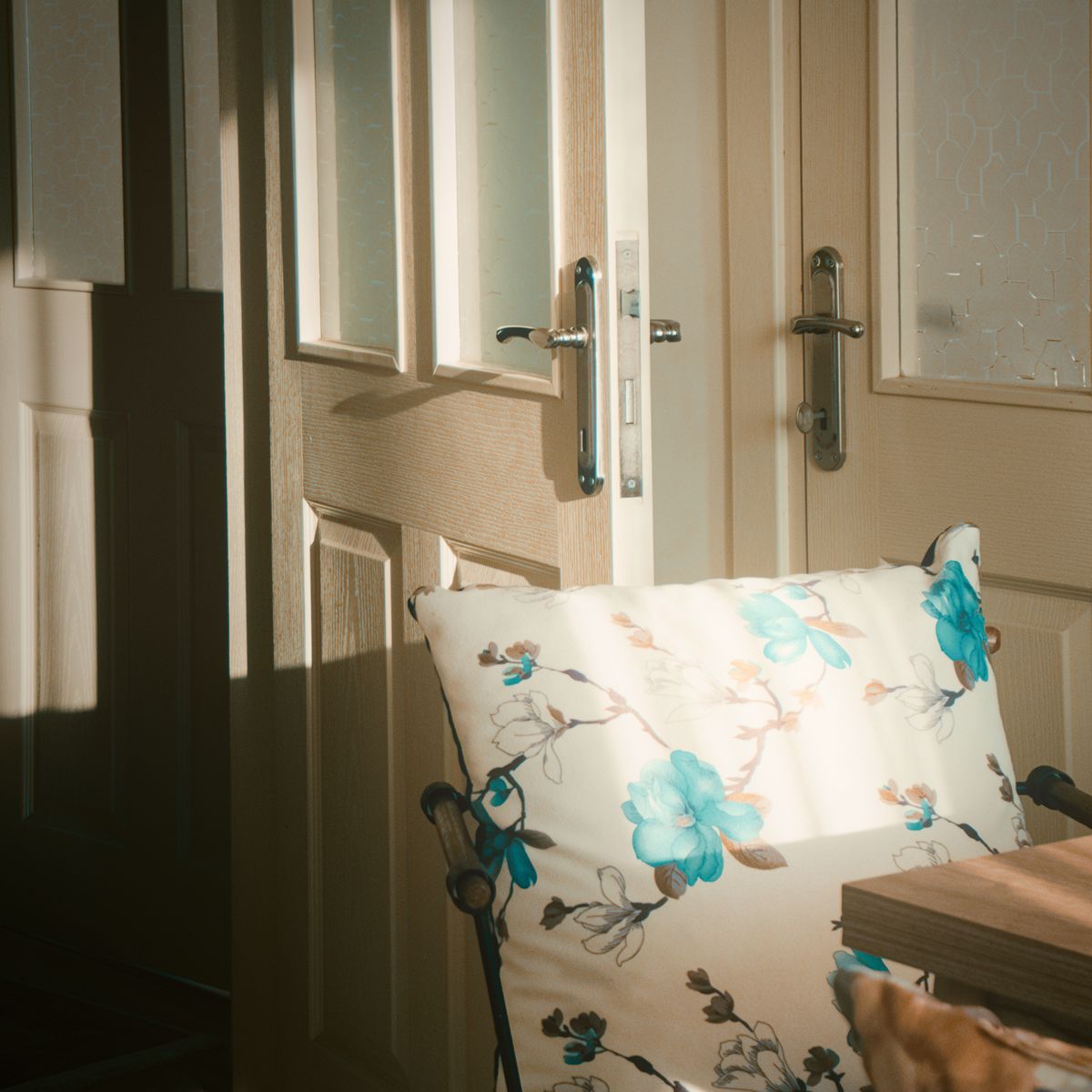 Intérieur minimaliste lumineux avec portes modernes, finition épurée et design soigné