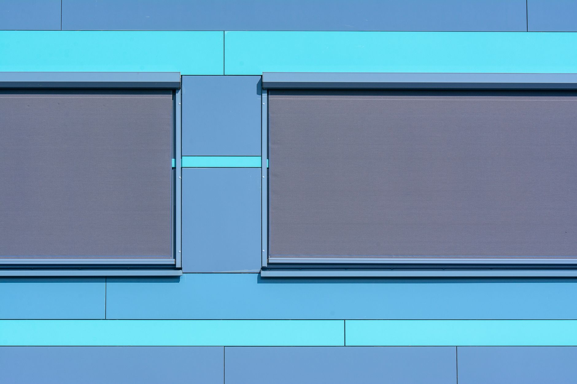 Façade de bâtiment moderne équipée de stores en caisson protecteur intégré