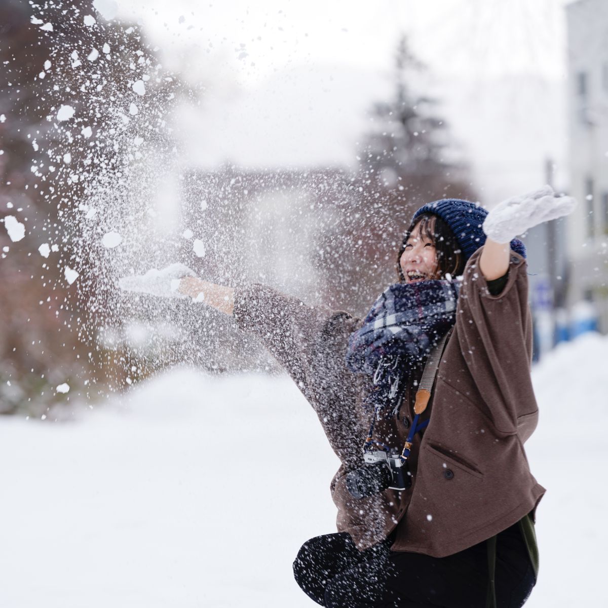 Personne jouant dehors dans la neige lors d'une froide journée d'hiver