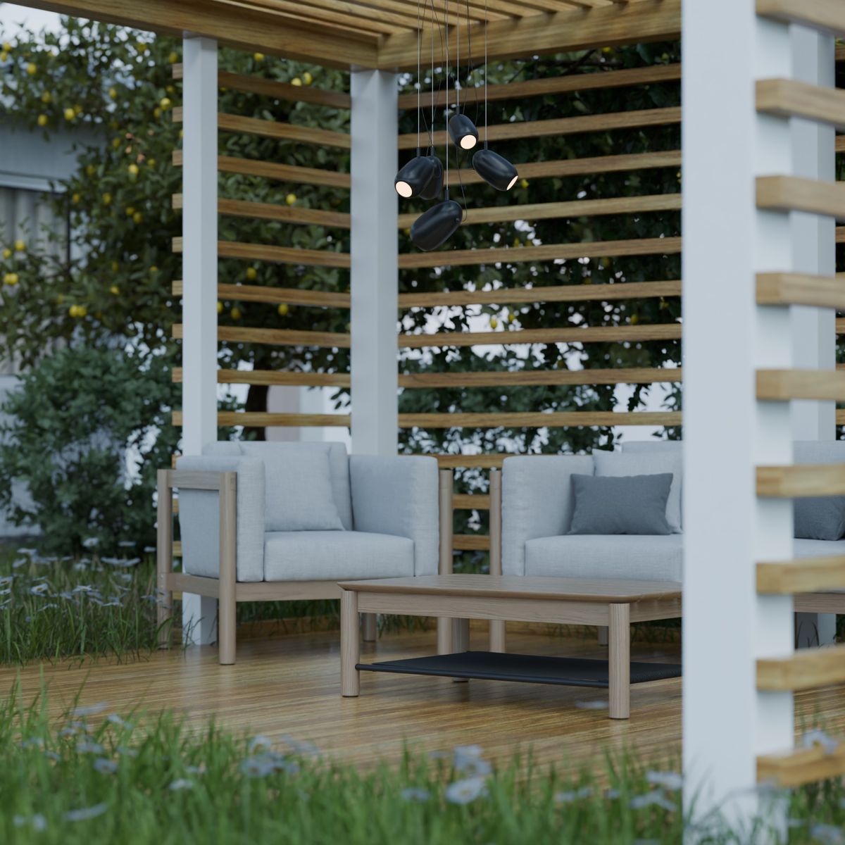 Terrasse abritée sous une pergola en bois avec mobilier et guirlandes lumineuses, structure adossée à un bâtiment