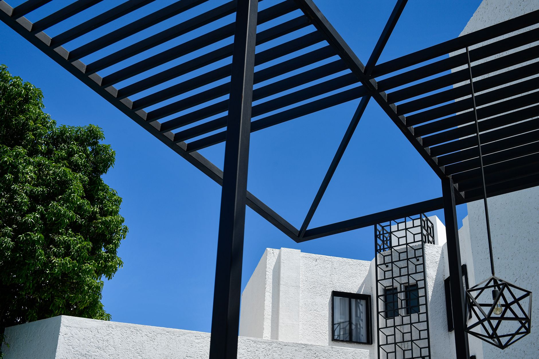 Structure architecturale contemporaine aux lignes géométriques en métal, référence pour les extérieurs résistants en climat froid
