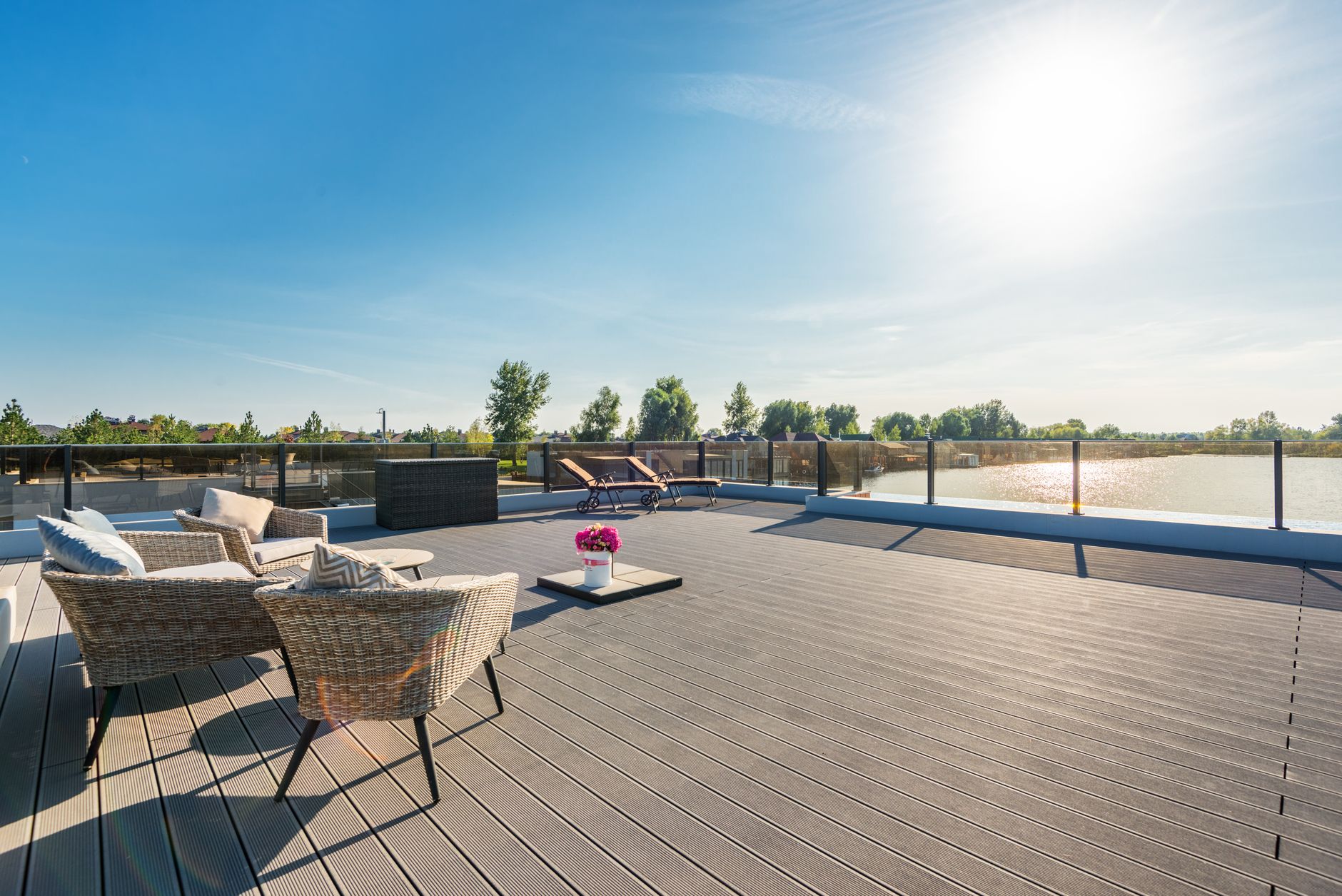 Terrasse extérieure aménagée avec lames posées sur structure, exemple de revêtement de sol adapté au climat froid