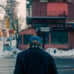 Devanture du restaurant Gracie's Diner avec store enseigne sous un ciel hivernal urbain