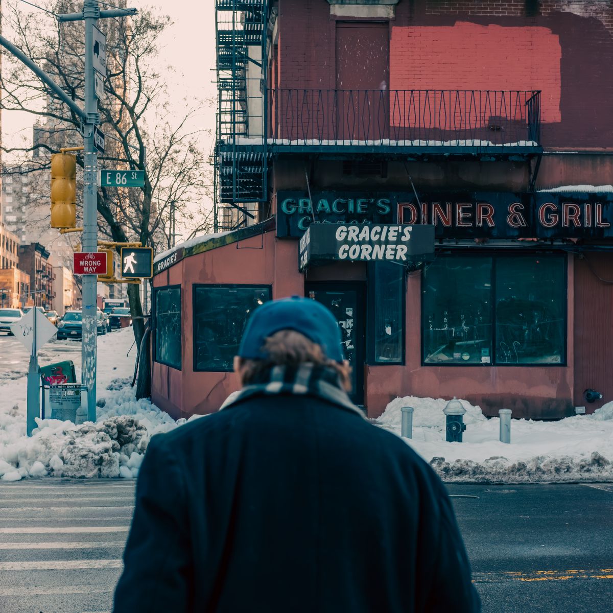 Devanture du restaurant Gracie's Diner avec store enseigne sous un ciel hivernal urbain